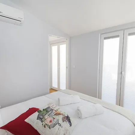 Lovelystay - 2bed Looking Good In Bairro Alto Daire Lisboa